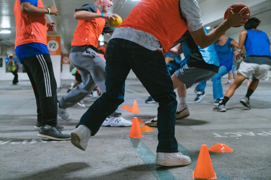 Participantes de un partido de dodgeball esquivando balones